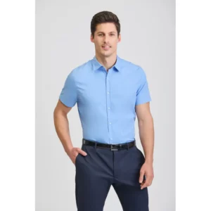 Camisa stretch de hombre Norvil 3310 en azul celeste, vista frontal, sobre modelo.