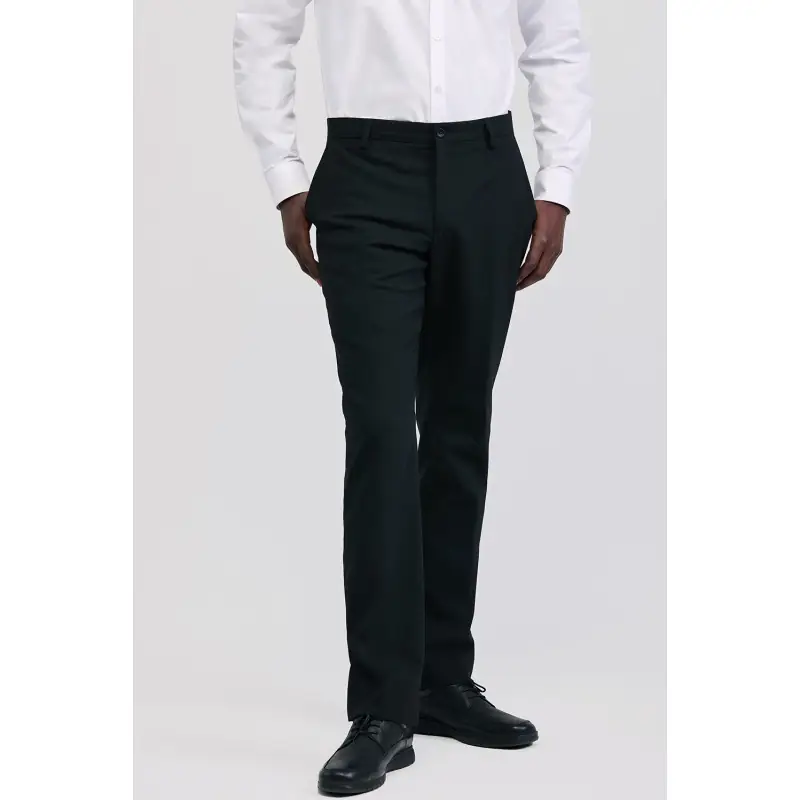 Pantalón de hombre regular fit Norvil 34 1 Pantalón de hombre regular fit Norvil 34 en negro, vista frontal, sobre modelo.