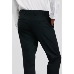 Pantalón de hombre regular fit Norvil 34 en negro, vista trasera, sobre modelo y encuadre parcial.