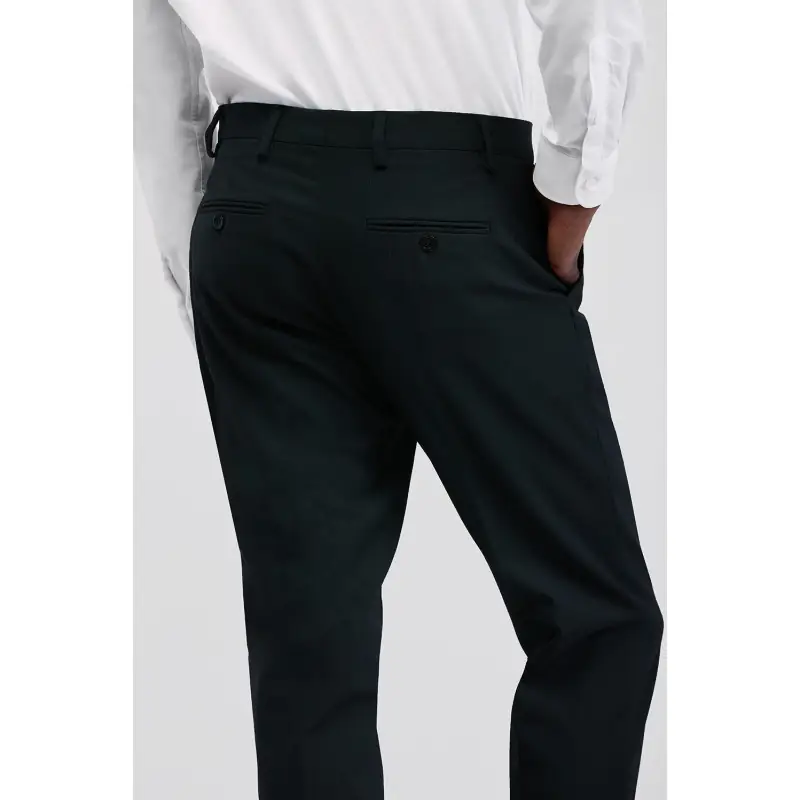 Pantalón de hombre regular fit Norvil 34 2 Pantalón de hombre regular fit Norvil 34 en negro, vista trasera, sobre modelo y encuadre parcial.