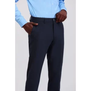 Pantalón de hombre lana fría Norvil 35 en azafata, detalle de la prenda, sobre modelo.