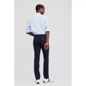 Pantalón de hombre lana fría Norvil 35 en azafata, vista trasera, sobre modelo.