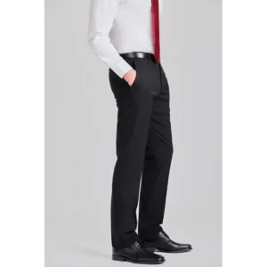 Pantalón de hombre easy iron Norvil 36 en negro, vista de tres cuartos, sobre modelo.