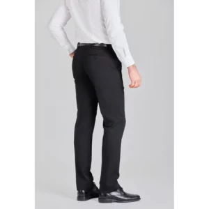 Pantalón de hombre easy iron Norvil 36 en negro, vista trasera, sobre modelo.