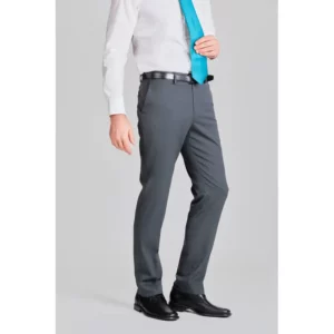Pantalón de hombre easy iron Norvil 36 en gris oscuro, vista de tres cuartos, sobre modelo.