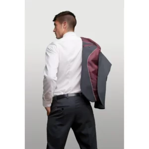 Pantalón de hombre easy iron Norvil 36 en gris oscuro, vista trasera, sobre modelo y encuadre parcial.