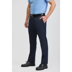 Pantalón de hombre easy iron Norvil 36 en marino, vista de tres cuartos, sobre modelo.