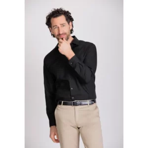 Camisa clásica de hombre Norvil 364 en negro, vista frontal, sobre modelo.