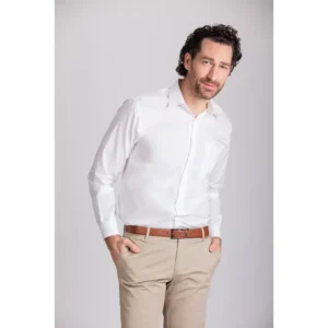 Camisa clásica de hombre Norvil 364 en blanco, vista frontal, sobre modelo.
