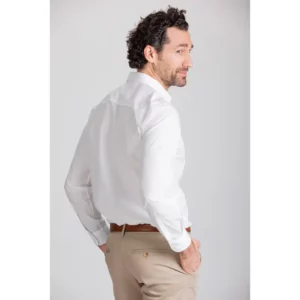 Camisa clásica de hombre Norvil 364 en blanco, vista trasera, sobre modelo.