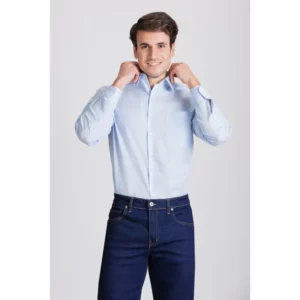 Camisa clásica de hombre Norvil 364 en azul celeste, vista frontal, sobre modelo.