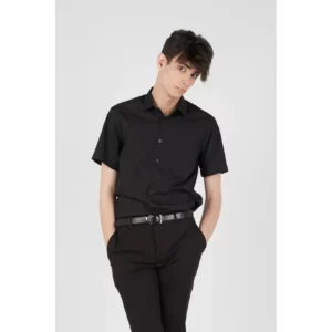 Camisa clásica de hombre Norvil 3640 en negro, vista frontal, sobre modelo.