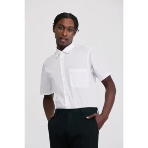 Camisa clásica de hombre Norvil 3640 en blanco, vista frontal, sobre modelo.