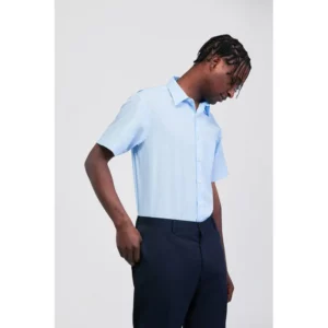 Camisa clásica de hombre Norvil 3640 en azul celeste, vista de tres cuartos, sobre modelo.