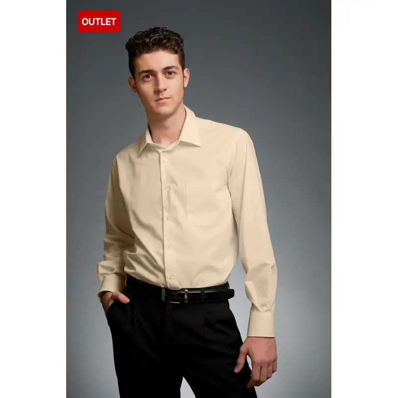 Camisa clásica de hombre cottonrich Norvil 366 1 Camisa clásica de hombre cottonrich Norvil 366 en crudo, vista frontal, sobre modelo.