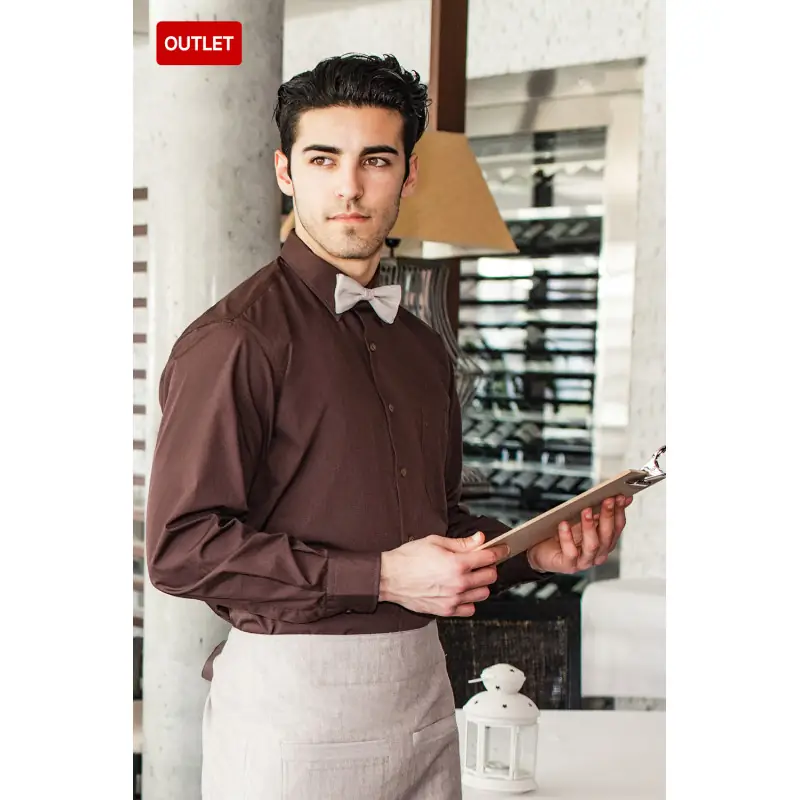 Camisa clásica de hombre cottonrich Norvil 366 2 Camisa clásica de hombre cottonrich Norvil 366 en chocolate, vista de tres cuartos, sobre modelo.