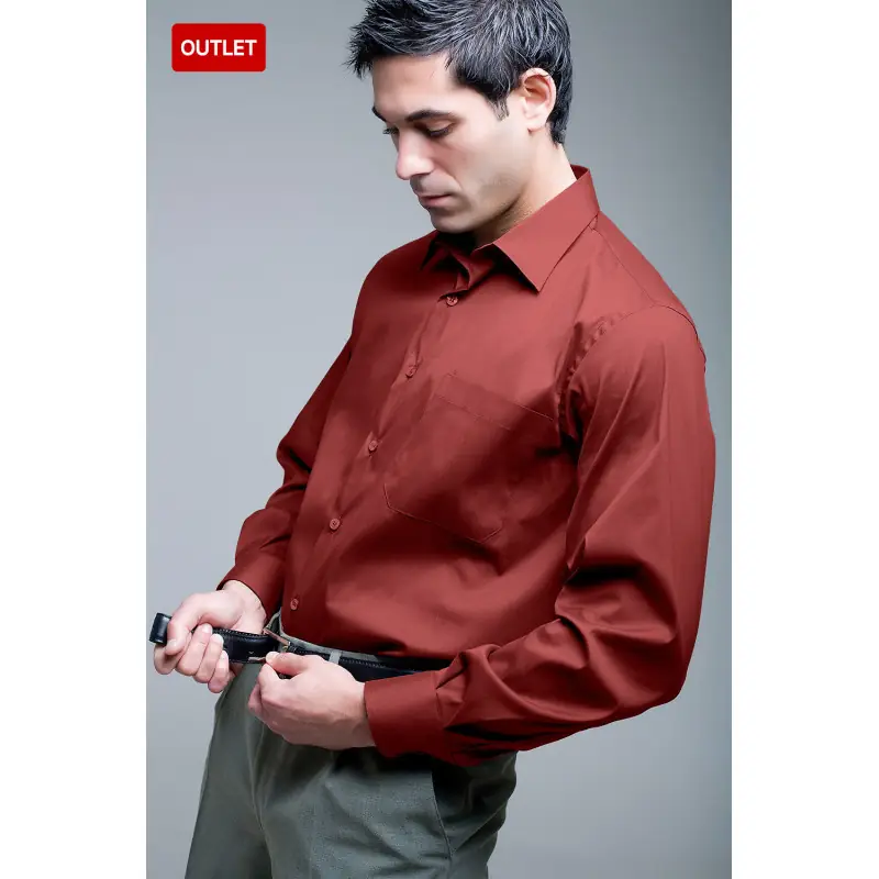 Camisa clásica de hombre cottonrich Norvil 366 4 Camisa clásica de hombre cottonrich Norvil 366 en burdeos, vista de tres cuartos, sobre modelo.