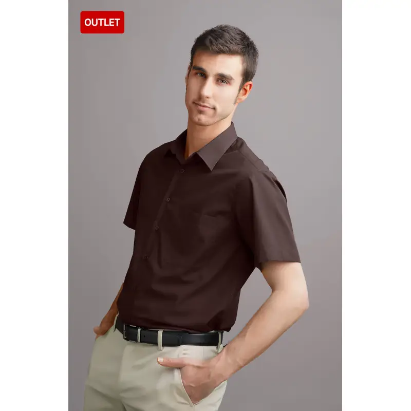 Camisa clásica de hombre cottonrich Norvil 3660 1 Camisa clásica de hombre cottonrich Norvil 3660 en chocolate, vista de tres cuartos, sobre modelo.
