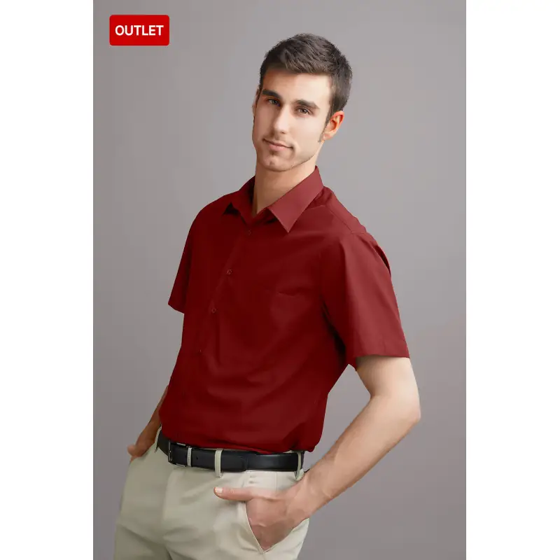Camisa clásica de hombre cottonrich Norvil 3660 2 Camisa clásica de hombre cottonrich Norvil 3660 en burdeos, vista de tres cuartos, sobre modelo.