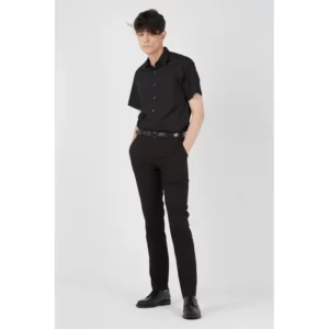 Pantalón de hombre confort fit Norvil 37 en negro, vista frontal, sobre modelo.