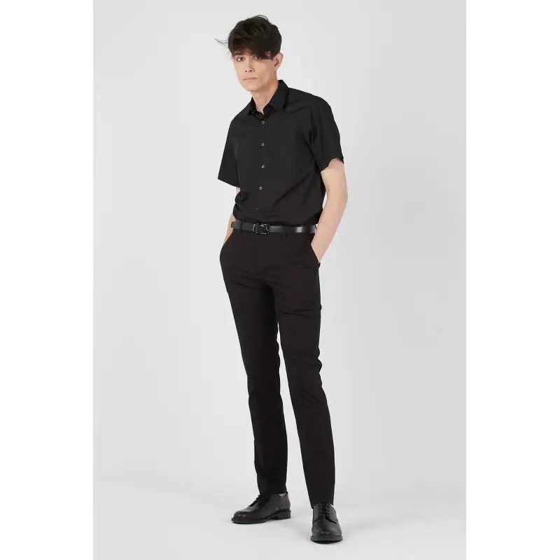 Pantalón de hombre confort fit Norvil 37 1 Pantalón de hombre confort fit Norvil 37 en negro, vista frontal, sobre modelo.