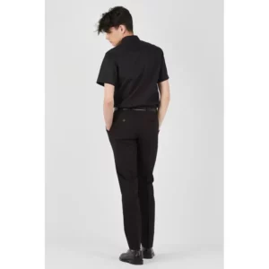 Pantalón de hombre confort fit Norvil 37 en negro, vista trasera, sobre modelo.
