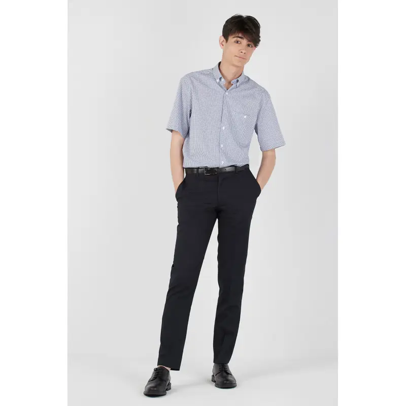 Pantalón de hombre confort fit Norvil 37 3 Pantalón de hombre confort fit Norvil 37 en marino, vista frontal, sobre modelo.