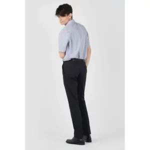 Pantalón de hombre confort fit Norvil 37 en marino, vista trasera, sobre modelo.