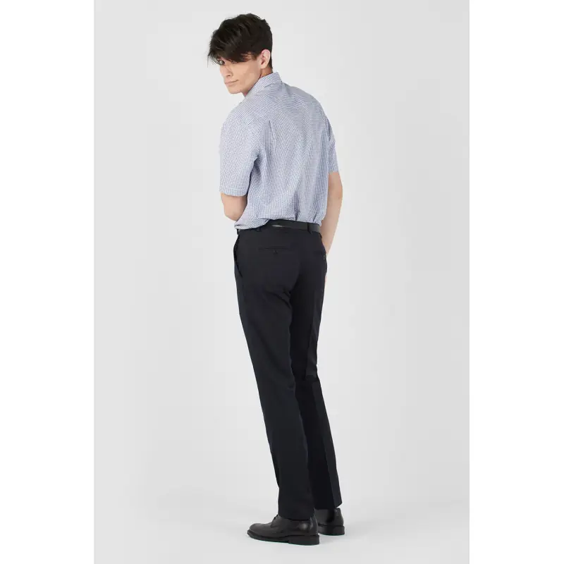 Pantalón de hombre confort fit Norvil 37 4 Pantalón de hombre confort fit Norvil 37 en marino, vista trasera, sobre modelo.