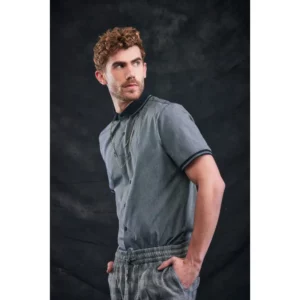 Camisa estructura unisex Norvil 3790 en gris oscuro, vista de tres cuartos, sobre modelo.
