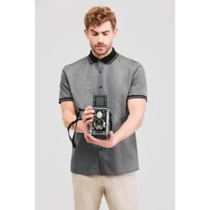 Camisa estructura unisex Norvil 3790 en gris oscuro, vista frontal, sobre modelo.
