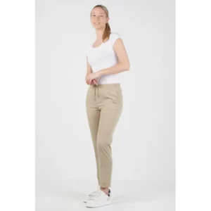 Pantalón jogger unisex confort fit Norvil 38 en tostado, vista de tres cuartos, sobre modelo.