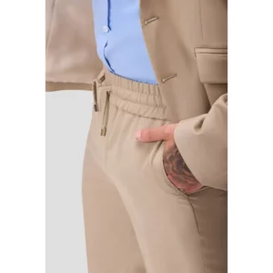 Pantalón jogger unisex confort fit Norvil 38 en tostado, detalle de la prenda, sobre modelo.