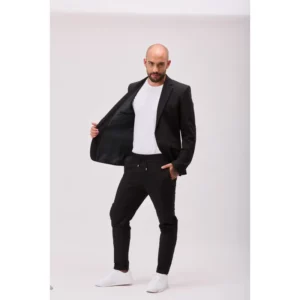Pantalón jogger unisex confort fit Norvil 38 en negro, vista frontal, sobre modelo.