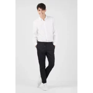 Pantalón jogger unisex confort fit Norvil 38 en marino, vista frontal, sobre modelo.
