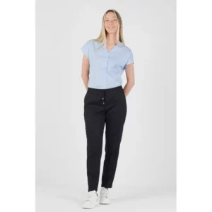 Pantalón jogger unisex confort fit Norvil 38 en marino, vista frontal, sobre modelo.