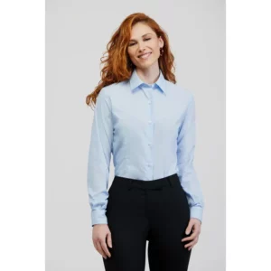 Camisa clásica de mujer Norvil 384 en azul celeste, vista frontal, sobre modelo.