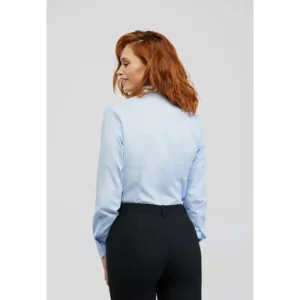 Camisa clásica de mujer Norvil 384 en azul celeste, vista trasera, sobre modelo.