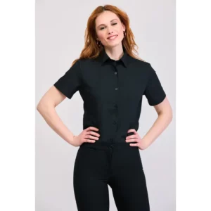 Camisa clásica de mujer Norvil 3840 en negro, vista frontal, sobre modelo.