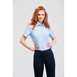 Camisa clásica de mujer Norvil 3840 en azul celeste, vista frontal, sobre modelo.