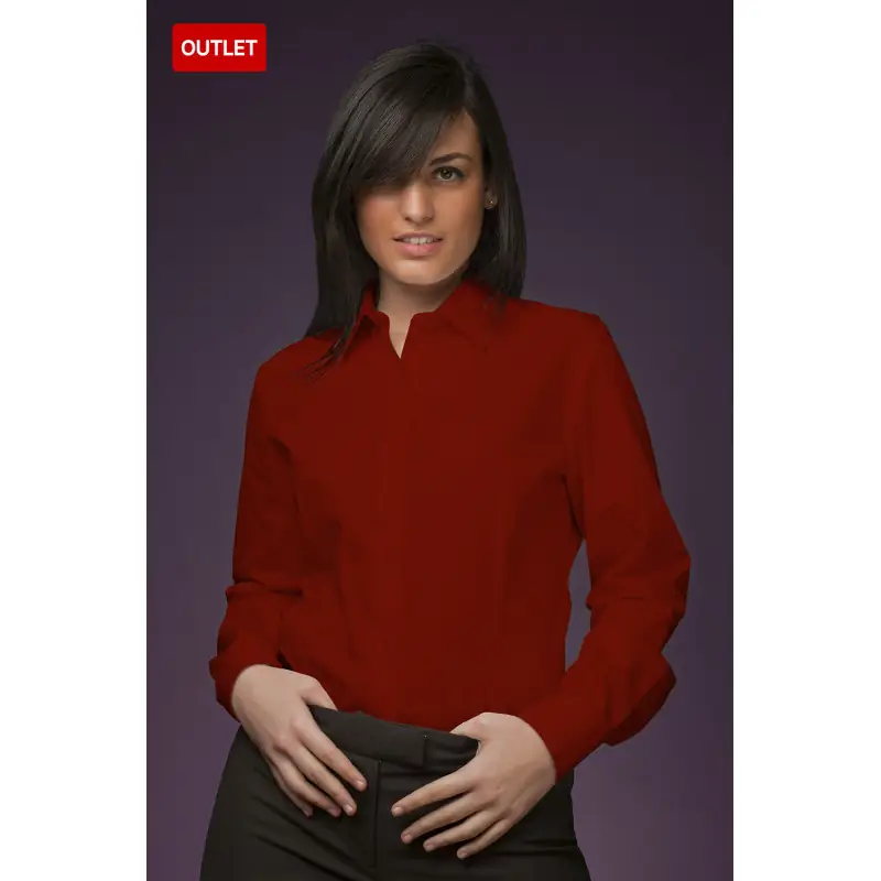Camisa clásica de mujer cottonrich Norvil 387 2 Camisa clásica de mujer cottonrich Norvil 387 en burdeos, vista frontal, sobre modelo.