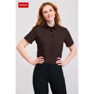 Camisa clásica de mujer cottonrich Norvil 3870 en chocolate, vista frontal, sobre modelo.