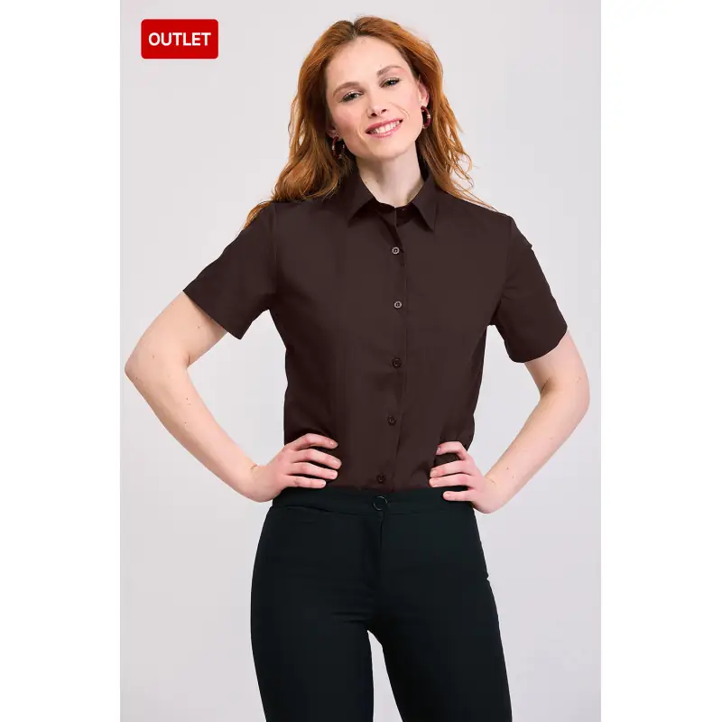 Camisa clásica de mujer cottonrich Norvil 3870 2 Camisa clásica de mujer cottonrich Norvil 3870 en chocolate, vista frontal, sobre modelo.