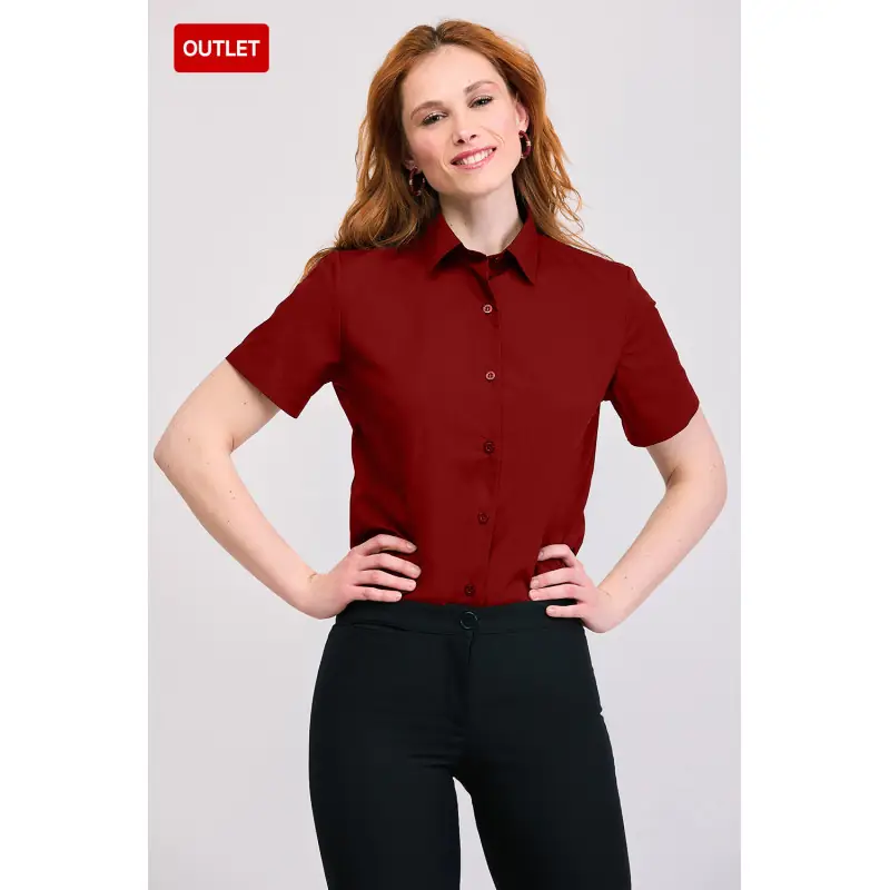Camisa clásica de mujer cottonrich Norvil 3870 4 Camisa clásica de mujer cottonrich Norvil 3870 en burdeos, vista frontal, sobre modelo.