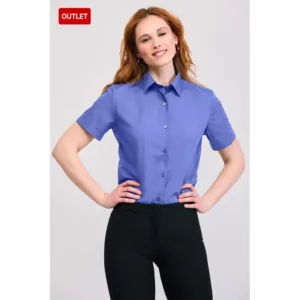 Camisa clásica de mujer cottonrich Norvil 3870 en azulón, vista frontal, sobre modelo.