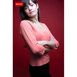 Jersey de mujer viscosa Norvil 4037 en rosa salmo, vista de tres cuartos, sobre modelo.