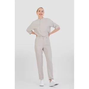 Pantalón unisex cintura gomas Norvil 42 en crudo, vista frontal, sobre modelo.
