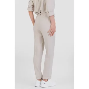 Pantalón unisex cintura gomas Norvil 42 en crudo, vista trasera, sobre modelo.