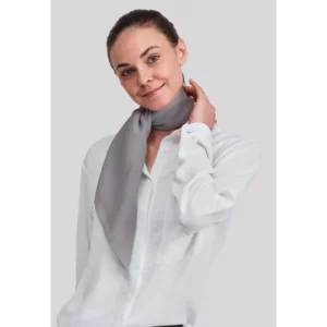 Foulard Norvil 425 en gris claro, vista frontal, sobre modelo.