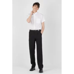 Pantalón de hombre basic Norvil 50 en negro, vista frontal, sobre modelo.